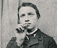 Adolescent fumeur. Circa 1900